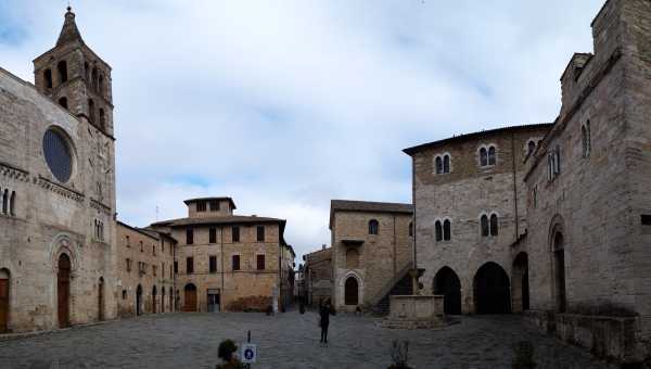Bevagna, la storia vivente: il borgo, le botteghe, le Gaite.