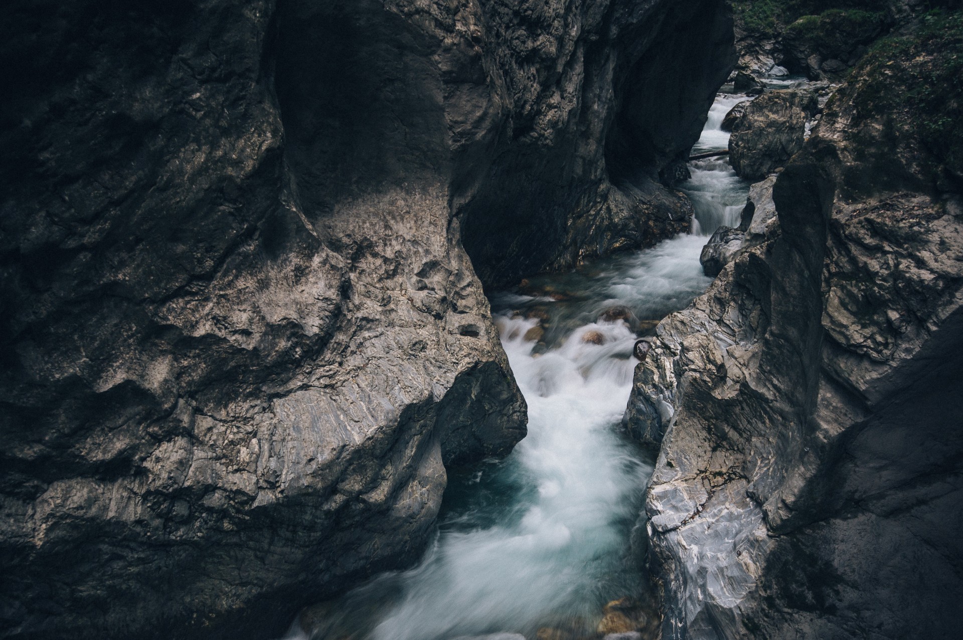 Who can canyoning and when?