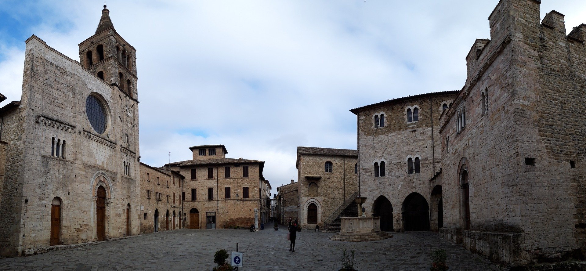Bevagna, la storia vivente: il borgo, le botteghe, le Gaite.